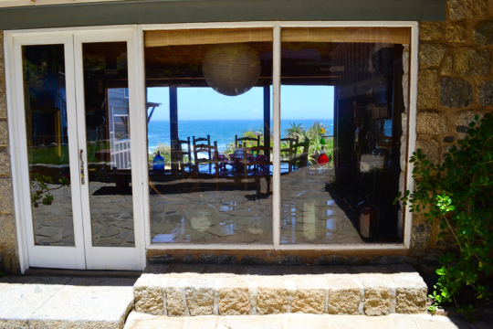 Blick durchs Fenster in Nerudas Esszimmer