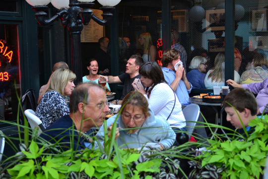 Vom Gehsteig direkt auf den Tisch.