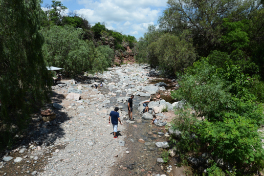Über den fast ausgetrockneten Bach gelangt man über eine wackelige Hängebrücke zum Uritorco.