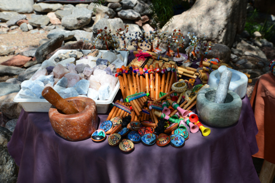 Esoteriker verkaufen am Fuß des Uritorco Steine, Schmuck und allerlei Buntes.
