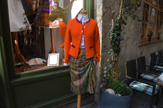 Trachtenjäckchen und Wickelrock von Andrea Eberle.