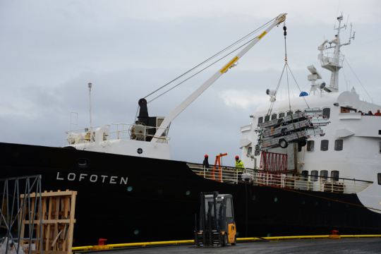 In jedem Hafen wird die MS Lofoten be- und entladen.