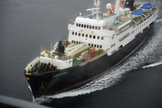 Auf der Busrundfahrt auf den Vesterålen überholt uns die MS Lofoten.