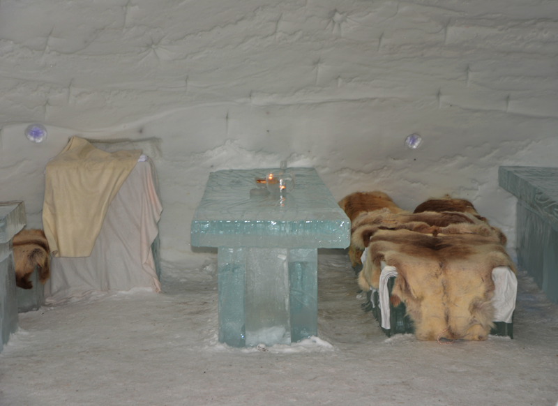 Eisbar im Schneehotel.