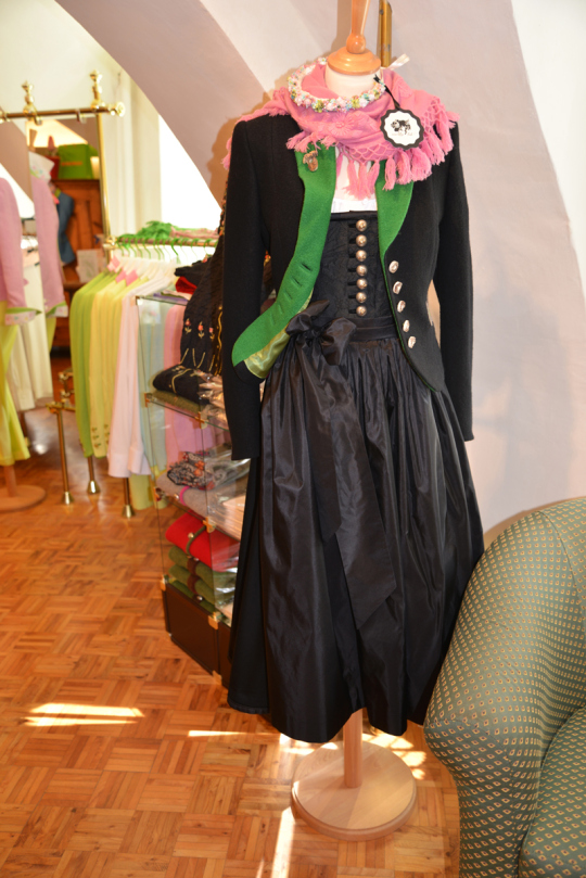 Schwarzes Dirndl von Gaisberger.