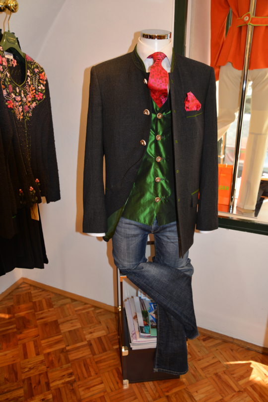 Moderne Tracht mit Jeans kombiniert von Gaisberger.