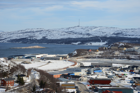 Blick auf Kirkenes und den Fjord.