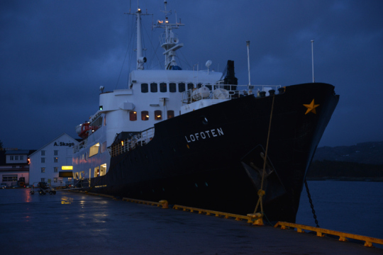 Die MS Lofoten bei Nacht in Rørvik.