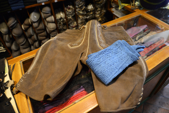 Zur Salzburger Lederhöse gehören traditionell blaue Stutzen.