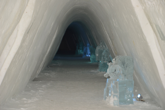 Eisiger Korridor des Schneehotels.