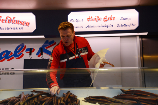 Seit 1986 steht Aal-Kai schon auf dem Fischmarkt. "Damals war Kinderarbeit noch nicht verboten", sagt er lachend.