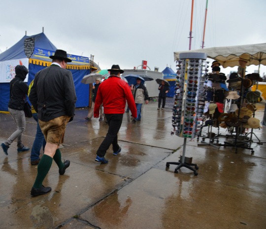 Bayerische Tracht auf dem Hamburger Fischmarkt.