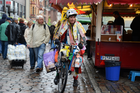 Wer keinen Stand hat, bringt die Waren eben auf seinem Fahrrad unter.