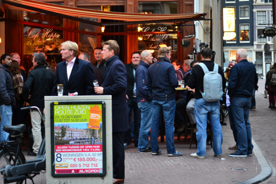 Kneipen sind in Amsterdam immer gut besucht.