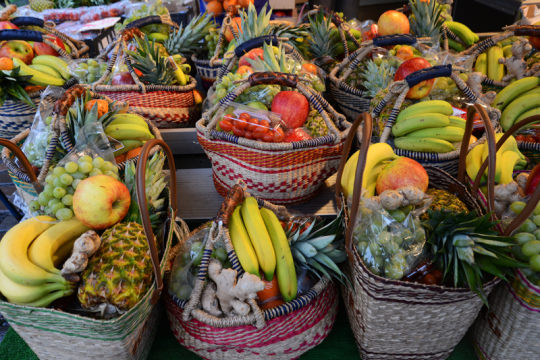 Obstkörbe auf dem Hamburger Fischmarkt.