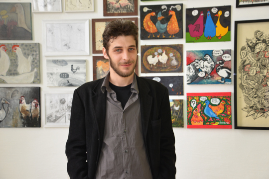 Der italienische Künstler Andrea Galiazzo vor seinen Werken.