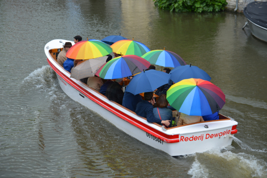 Hartgesottenen macht eine Bootsfahrt bei Regen nichts aus.