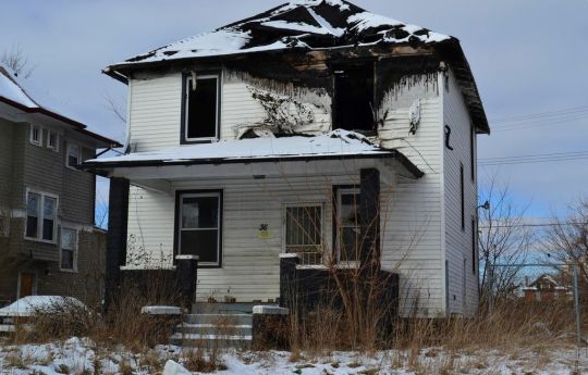 Ruine in Detroit. Nachdem das Haus zwangsgeräumt wurde, steckten es die Bewohner in Brandt.