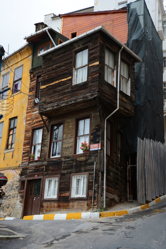Vor noch gar nicht so langer Zeit war Istanbul eine hölzerne Stadt. Eines der letzten Holzhäuser.
