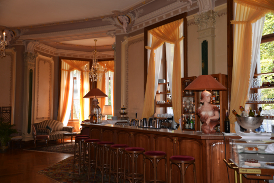 In der Hotelbar fühlt man sich in eine andere Zeit versetzt.