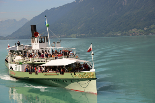 Der Belle Epoque Dampfer kurz vor der Station Giessbach.