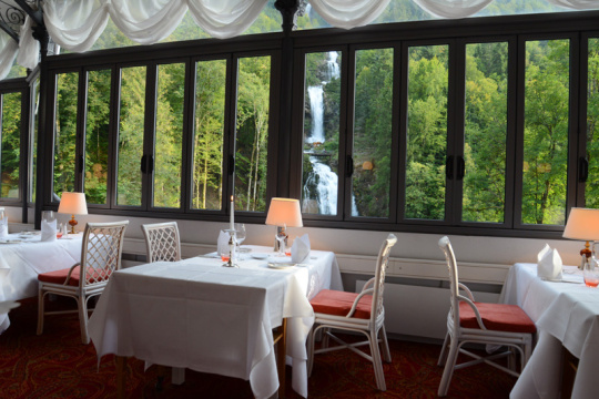 Restaurant Les Cascades im Hotel Giessbach. Schlemmen mit Blick auf den Wasserfall.
