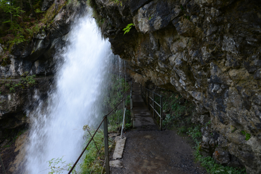 Unter dem Wasserfall kann man spazieren gehen - es spritzt allerdings ganz schön!