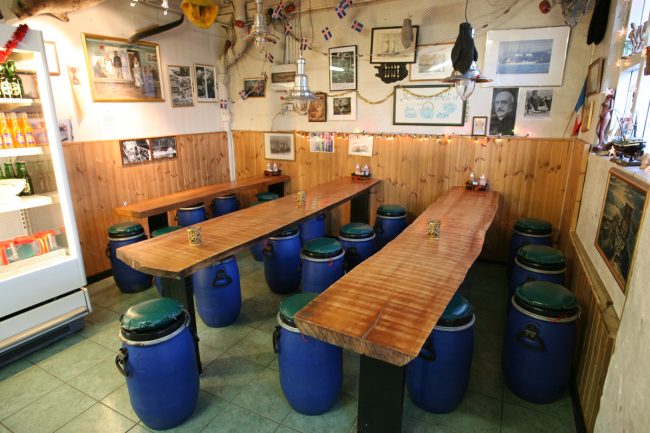 Im Sea Baron sitzt man auf alten Heringstonnen.