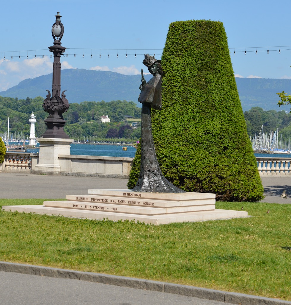 2015-06-02-1433283981-9588103-SissiStatue