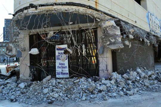 Nie beendeter Abriss in der Woodward Avenue.