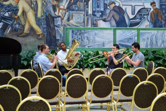 Orchester vor dem Diego Rivera Wandgemälde.