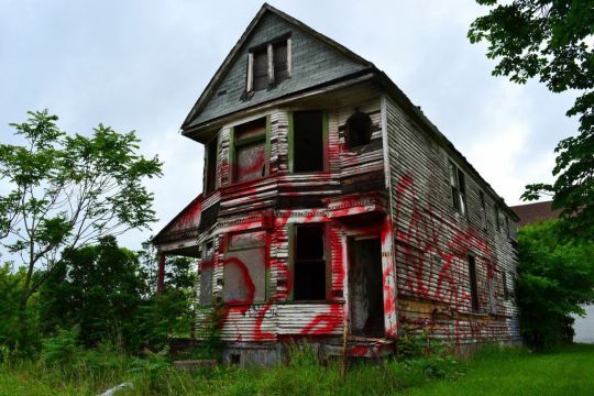 Ganze Straßenzüge sind voller Häuser wie dieses.